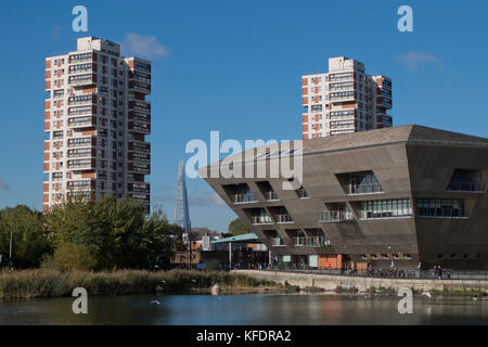 Library and waterfront with new housing construction and views of the City in Canada Water, London, UK Stock Photo