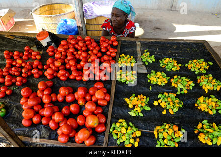 BURKINA FASO, Provinz Poni, Gaoua, market, woman sells local produced vegetables like chillies, tomatos / Markt, Verkauf Gemuese, Tomate, Chillies Stock Photo