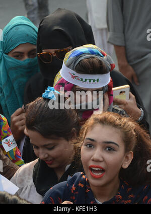 Lahore, Pakistan. 28th Oct, 2017. Pakistani students from different schools, colleges and universities gather during a protest 'Black Day' rally organised by Youth Forum for Kashmir. Kashmiris protesters are observing 'Black Day' to mark the occupation of Jammu and Kashmir by India. Kashmir is divided between India and Pakistan by a de facto border known as the line of control but it is claimed in full by both countries. Credit: Rana Sajid Hussain/Pacific Press/Alamy Live News Stock Photo