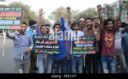 Lahore, Pakistan. 28th Oct, 2017. Pakistani students from different schools, colleges and universities gather during a protest 'Black Day' rally organised by Youth Forum for Kashmir. Kashmiris protesters are observing 'Black Day' to mark the occupation of Jammu and Kashmir by India. Kashmir is divided between India and Pakistan by a de facto border known as the line of control but it is claimed in full by both countries. Credit: Rana Sajid Hussain/Pacific Press/Alamy Live News Stock Photo