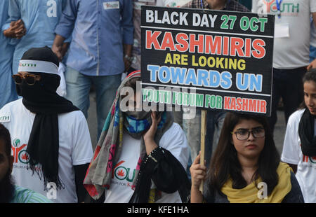 Lahore, Pakistan. 28th Oct, 2017. Pakistani students from different schools, colleges and universities gather during a protest 'Black Day' rally organised by Youth Forum for Kashmir. Kashmiris protesters are observing 'Black Day' to mark the occupation of Jammu and Kashmir by India. Kashmir is divided between India and Pakistan by a de facto border known as the line of control but it is claimed in full by both countries. Credit: Rana Sajid Hussain/Pacific Press/Alamy Live News Stock Photo