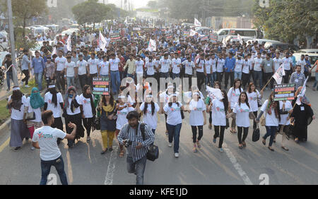 Lahore, Pakistan. 28th Oct, 2017. Pakistani students from different schools, colleges and universities gather during a protest 'Black Day' rally organised by Youth Forum for Kashmir. Kashmiris protesters are observing 'Black Day' to mark the occupation of Jammu and Kashmir by India. Kashmir is divided between India and Pakistan by a de facto border known as the line of control but it is claimed in full by both countries. Credit: Rana Sajid Hussain/Pacific Press/Alamy Live News Stock Photo