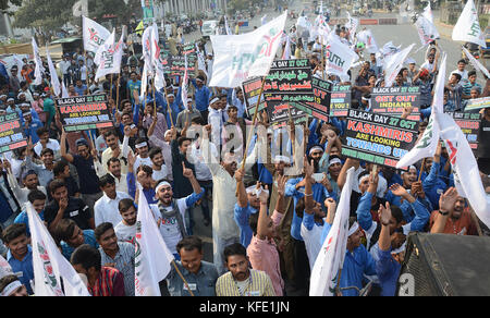 Lahore, Pakistan. 28th Oct, 2017. Pakistani students from different schools, colleges and universities gather during a protest 'Black Day' rally organised by Youth Forum for Kashmir. Kashmiris protesters are observing 'Black Day' to mark the occupation of Jammu and Kashmir by India. Kashmir is divided between India and Pakistan by a de facto border known as the line of control but it is claimed in full by both countries. Credit: Rana Sajid Hussain/Pacific Press/Alamy Live News Stock Photo