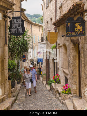 St-Paul-de-Vence or St Paul, Provence-Alpes-Côte d'Azur, Provence, France.  Visitors strolling in a narrow street of the old town. Stock Photo