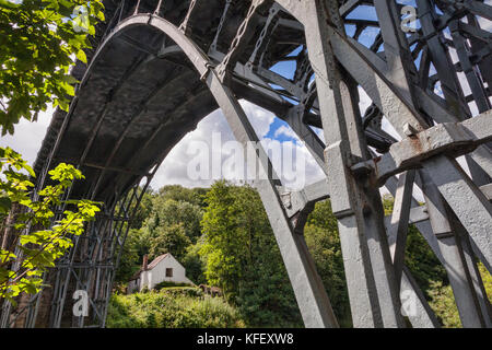 Abraham Darby's Iron Bridge, the first cast iron bridge, at Ironbridge, Shropshire, England Stock Photo