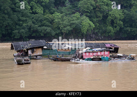 A floating village on the Li River near Yangshuo city in Guangxi Zhuang Autonomous Region of China Stock Photo