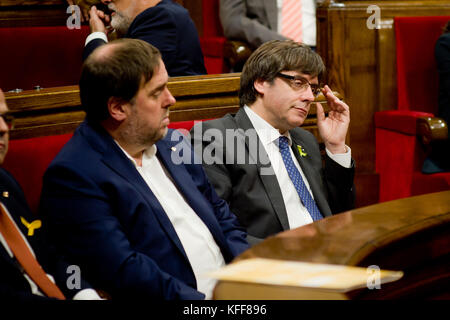 Barcelona, Catalonia, Spain. 27th Oct, 2017. October 27, 2017 - Barcelona, Catalonia, Spain - Catalan president Carles Puigdemont (R) attends at the plenary room of the Catalonian Parliament.  Catalonia's regional parliament has passed a motion saying they are establishing an independent Catalan Republic Credit:  Jordi Boixareu/Alamy Live News