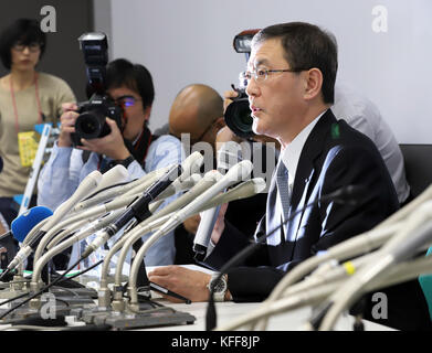 Tokyo, Japan. 27th Oct, 2017. Japanese automaker Subaru president Yasuyuki Yoshinaga speaks before press as the company has been carrying out flawed inspections of their vehicles at the Subaru headquarters in Tokyo on Friday, October 27, 2017. Credit: Yoshio Tsunoda/AFLO/Alamy Live News Stock Photo