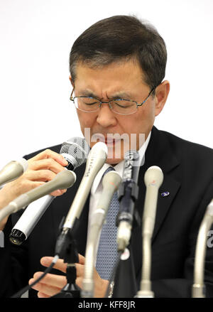 Tokyo, Japan. 27th Oct, 2017. Japanese automaker Subaru president Yasuyuki Yoshinaga speaks before press as the company has been carrying out flawed inspections of their vehicles at the Subaru headquarters in Tokyo on Friday, October 27, 2017. Credit: Yoshio Tsunoda/AFLO/Alamy Live News Stock Photo