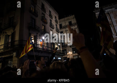 Barcelona, Spain. 27th Oct, 2017. Thousands of people celebrate the proclamation of the Republic of Catalonia in the Sant Jaume Square, also asking for the freedom of Jordi Sánchez and Jordi Cuixart. The Catalan Parliament has proclaimed, after a vote, the formation of Catalonia as a new state on the afternoon of 27 October, opposite the headquarters of the Catalan government. A few hours later the Government of Spain announced the intervention of Catalonia with the cessation of all the government and intervention of the regional police. Credit: Carles Desfilis / Alamy Live News