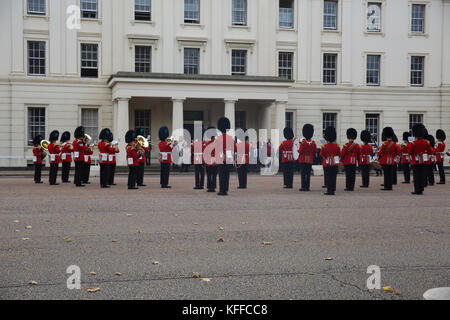 London, UK. 28th Oct, 2017. People enjoy the sunshine and listen to the bands from Wellington Barracks which is situated next to Buckingham Palace in London Credit: Keith Larby/Alamy Live News Stock Photo