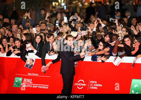 Rome, Italy. 28th Oct, 2017. Jake Gyllenhaal sign autographs during the red carpet of the movie 'Stronger' with US actor Jake Gyllenhaal during the Rome Film Fest Credit: Gennaro Leonardi/Alamy Live News Stock Photo