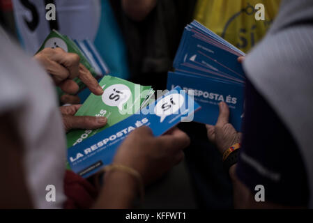 Members of the Catalan National Assembly (ANC) prepare leaflets to distribute in Barcelona. Credit: Alamy / Carles Desfilis Stock Photo