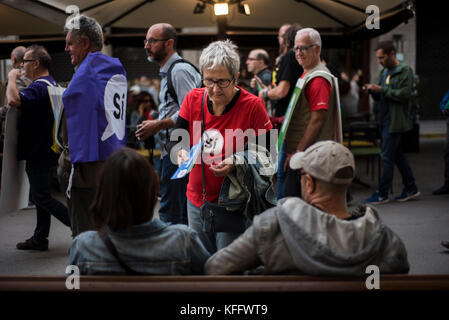 A member of the Catalan National Assembly (ANC) talks with a couple who does no support the referendum. Credit: Alamy / Carles Desfilis Stock Photo