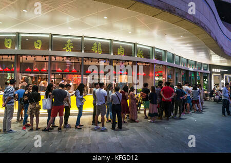 People queuing at a popular restaurant in Shenzhen, Guangdong Province, China Stock Photo