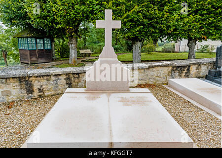 Colombey-les-Deux-Églises (Departements Haute-Marne, France): Churchyard with the resting place of General Charles de Gaulle and his wife Stock Photo