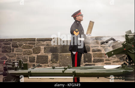 Edinburgh Castle, Edinburgh, Scotland: a Sargent has removed the shell from the “one o’clock Gun” after firing.  This gun is fired at one o’clock ever Stock Photo