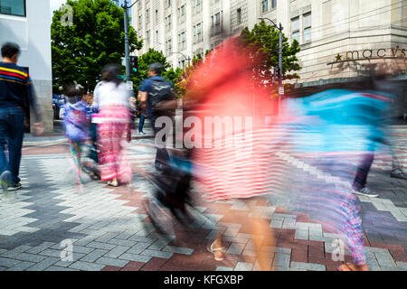 WA14082-00...WASHINGTON - People crossing 4th Ave at the Westlake Center in Seattle. Stock Photo