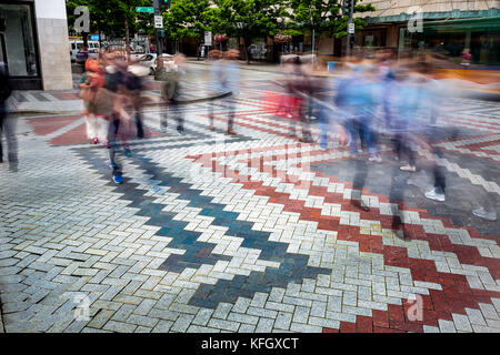 WA14085-00...WASHINGTON - People crossing 4th Ave at the Westlake Center in Seattle. Stock Photo