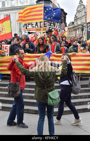 Piccadilly Circus, London, UK. 29th Oct, 2017. Spanish people stage a pro Spain unity protest against the Catalan independence movement. Credit: Matthew Chattle/Alamy Live News Stock Photo