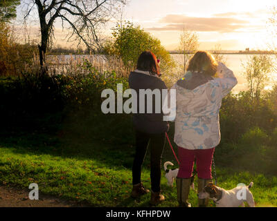 Milngavie, Glasgow, Scotland, UK. 29th October, 2017. Lots of walkers in the Autumn sunshine at Craigmaddie Reservoir.  Credit Alan Oliver / Alamy Live News Stock Photo