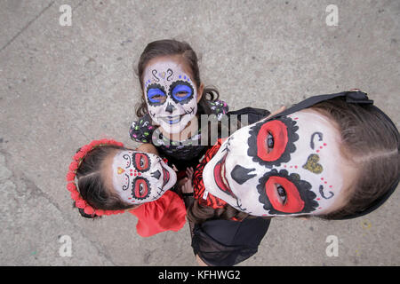 Children and adults win face painting of the Mexican skull La Catrina during the celebration of the Day of the Dead, at the Latin American Memorial. The date is one of the most celebrated old and representative of Mexico and wins each year more space in shadow square in Sao Paulo was the scene of intense program of shows, handicraft stalls, gastronomic fair and costume contest. 29th Oct, 2017. Credit: Dario Oliveira/ZUMA Wire/Ģ����ý Live News Stock Photo