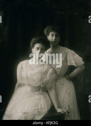 Princess Victoria Melita of Saxe-Coburg and Gotha posing with her sister (Marie of Romania?).    Photo Taponier Photo12.com - Coll. Taponier credit:Photo12/Coll. Taponier Stock Photo