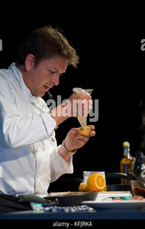 BBC TV'S 'Ready Steady Cook!' and 'Saturday Kitchen' Cooking Programmes  Celebrity Chef James Martin at work in the kitchen Stock Photo