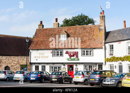 England, Kent, Sandwich. The Red Cow public House, 16th century building. Cars parked outside. Daytime. Stock Photo