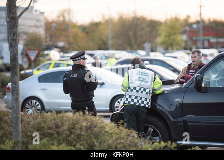 Bermuda Park, Nuneaton, Warwickshire, UK. 22nd October 2017. Police dealing with 'ongoing incident' at Bermuda Park, Nuneaton. Police officers are att Stock Photo