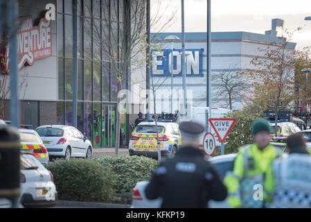 Bermuda Park, Nuneaton, Warwickshire, UK. 22nd October 2017. Police dealing with 'ongoing incident' at Bermuda Park, Nuneaton. Police officers are att Stock Photo