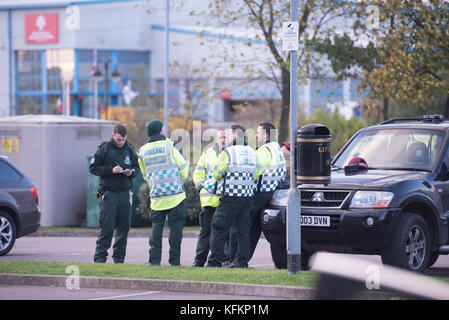 Bermuda Park, Nuneaton, Warwickshire, UK. 22nd October 2017. Police dealing with 'ongoing incident' at Bermuda Park, Nuneaton. Police officers are att Stock Photo