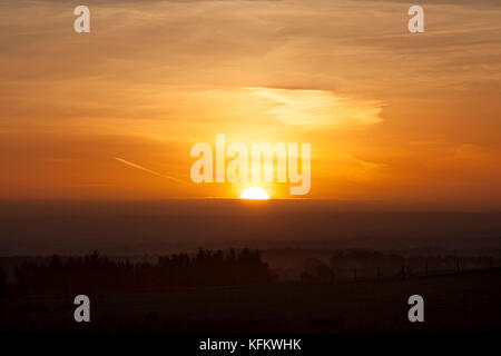 Teesdale, County Durham. Monday 30th October 2017. UK Weather. It was a cold, frosty but colourful start to the day as the sun emerged from a bank of fog and cloud in North East England this morning. Credit: David Forster/Alamy Live News Stock Photo