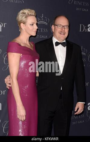 Beverly Hills, CA. 25th Oct, 2017. His Serene Highness Prince Albert II of Monaco, Her Serene Highness Princess Charlene of Monaco at arrivals for 2017 Princess Grace Awards Gala, The Beverly Hilton Hotel, Beverly Hills, CA October 25, 2017. Credit: Priscilla Grant/Everett Collection/Alamy Live News Stock Photo