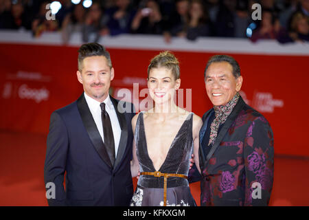 Rome, Italy. 29th Oct, 2017. Rome Cinema Fest 2017. Rome Film Festival. Photocall movie 'Hostiles'. Pictured: Wes Studios, Rosamund Pike and director Scott Cooper Credit: Polifoto/Alamy Live News Stock Photo