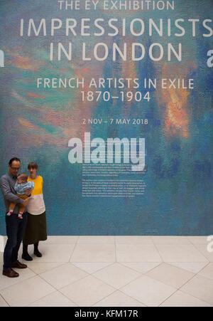 Tate Britain, London, UK. 30 October 2017. The EY Exhibition: Impressionists in London, French Artists in Exile, includes six paintings from Monet’s Houses of Parliament series and Camille Pissarro paintings never seen before. The exhibition runs from 2 November 2017 – 29 April 2018. Photo: Family group (supplied by gallery) visit the exhibition. Credit: Malcolm Park/Alamy Live News. Stock Photo