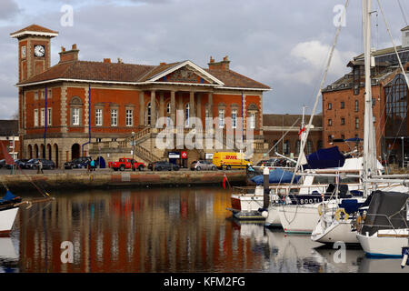 Ipswich, Suffolk, UK. 30th October, 2017. UK Weather: Boats, buildings and reflections on a bright sunny afternoon in Ipswich, Suffolk. Credit: Angela Chalmers/Alamy Live News Stock Photo