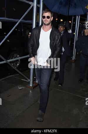 New York, NY, USA. 30th Oct, 2017. Chris Hemsworth, seen at Good Morning America to promote his new film THOR: RAGNAROK out and about for Celebrity Candids - MON, New York, NY October 30, 2017. Credit: Derek Storm/Everett Collection/Alamy Live News Stock Photo