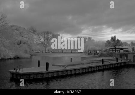 Infrared image of Goring weir, River Thames Stock Photo