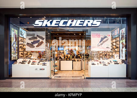 Apuesta haga turismo Vicio Skechers store, UK Stock Photo - Alamy