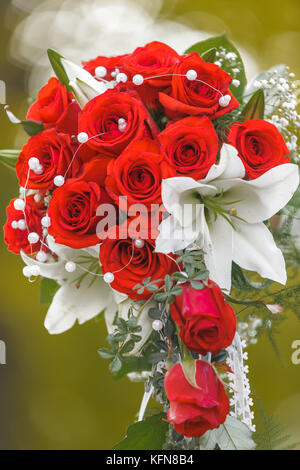 Brautstrauß mit roten Rosen Stock Photo