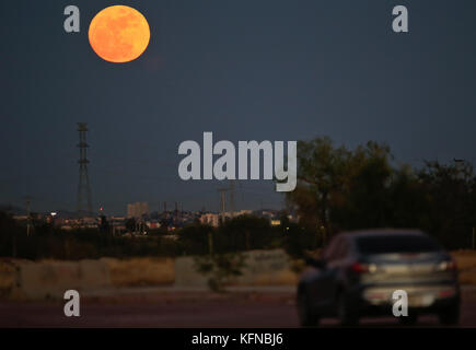 One of the first 2013 full moons could be seen today before anocecer on the sky to the east of the city of Hermosillo, Sonora. The Moon is the only natural satellite of Earth. With an equatorial diameter km1 3474 is the solar system's largest satellite fifth, while as compared to the proportional size of its planet is the largest satellite: one quarter the diameter of Earth and 1/81 its mass. Una de las primeras lunas llenas del año 2013 se pudo apreciar hoy  antes del anocecer sobre el cielo al  oriente de la ciudad de Hermosillo, Sonora. La Luna es el único satélite natural de la Tierra. Con Stock Photo