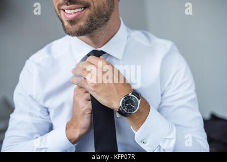 Uomo in smart suit indossare anello di nozze il tirante di regolazione Foto  stock - Alamy