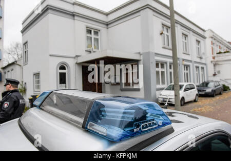 Hamburg, Germany. 31st Oct, 2017. A police vehicle can be seen in front of a house in the district Wandsbek in Hamburg, Germany, 31 October 2017. A police search took place in the house linked to a Syrian arrested in Schwerin. Credit: Axel Heimken/dpa/Alamy Live News Stock Photo