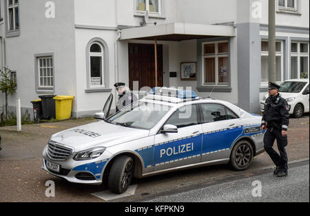 Hamburg, Germany. 31st Oct, 2017. Police officers can be seen in front of a house in the district Wandsbek in Hamburg, Germany, 31 October 2017. A police search took place in the house linked to a Syrian arrested in Schwerin. (House number pixeled to protect the rights of the individuals) Credit: Axel Heimken/dpa/Alamy Live News Stock Photo