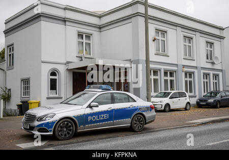 Hamburg, Germany. 31st Oct, 2017. A police vehicle can be seen in front of a house in the district Wandsbek in Hamburg, Germany, 31 October 2017. A police search took place in the house linked to a Syrian arrested in Schwerin. (House number pixeled to protect the rights of the individuals) Credit: Axel Heimken/dpa/Alamy Live News Stock Photo