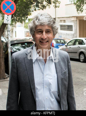 Athens, Greece. 31st Oct., 2017. Greek-American director Alexander Payne arrives for a masterclass to students and film lovers at the Greek American Union in Athens, Greece, 31 October 2017. Alexander Payne is in Athens for the 30th Panorama of European Cinema. Credit: Elias Verdi/Alamy Live News Stock Photo