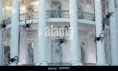Washington, USA. 30th Oct, 2017. The White House in Washington, DC is decorated for a Halloween event October 30, 2017. - NO WIRE SERVICE - Credit: Chris Kleponis/Consolidated/dpa/Alamy Live News Stock Photo
