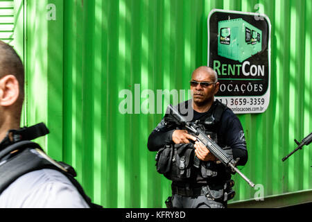 Rio De Janeiro, Brazil. 31st Oct, 2017. Members of the civil police move through Tabarajes favela in Rio de Janeiro this Tuesday, OCT. 31. The operation was aimed at recovering stolen vehicles and executing arrest warants. Credit: CH Gardiner/Pacific Press/Alamy Live News Stock Photo