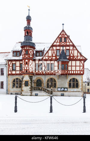 historisches Rathaus Harzgerode im Winter Stock Photo